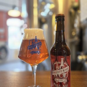 Das Pale Ale in der Flasche und im Glas.