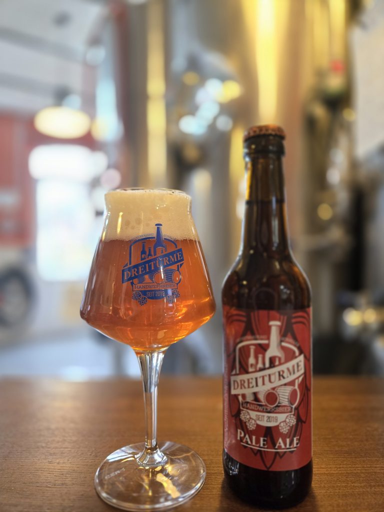 Das Pale Ale in der Flasche und im Glas.