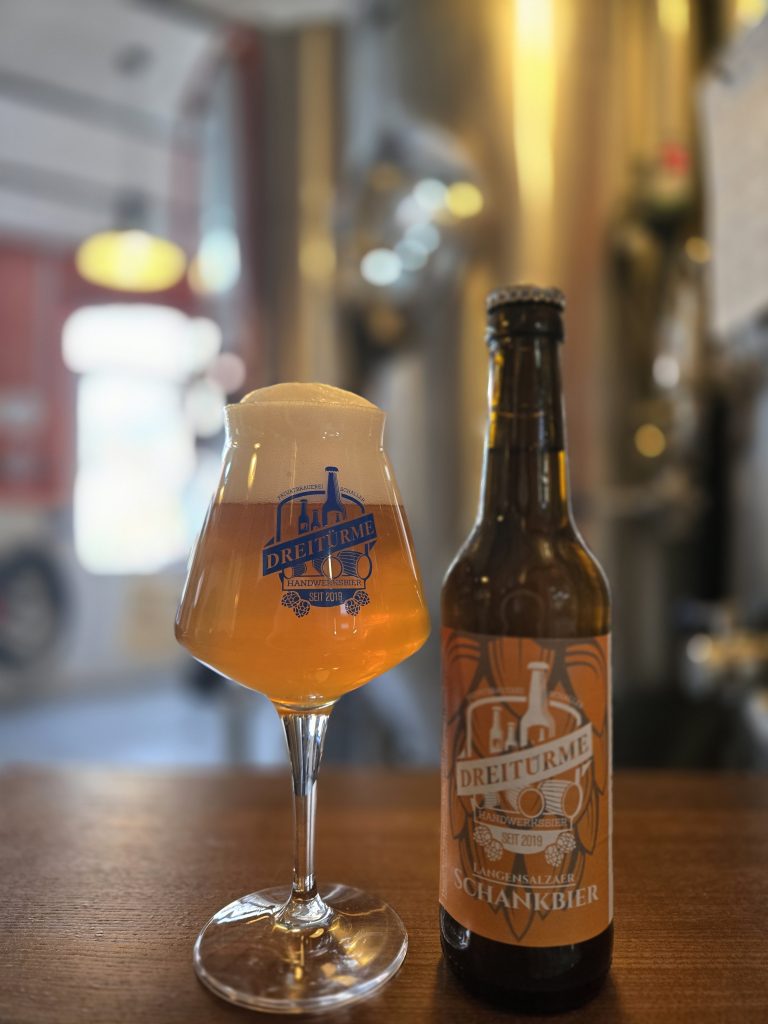 Langensalzaer Schankbier Bierbild mit dem Bier im Glas und in der Flasche