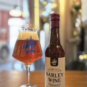 Barley Wine in der Flasche und im Glas präsentiert als Bierbild