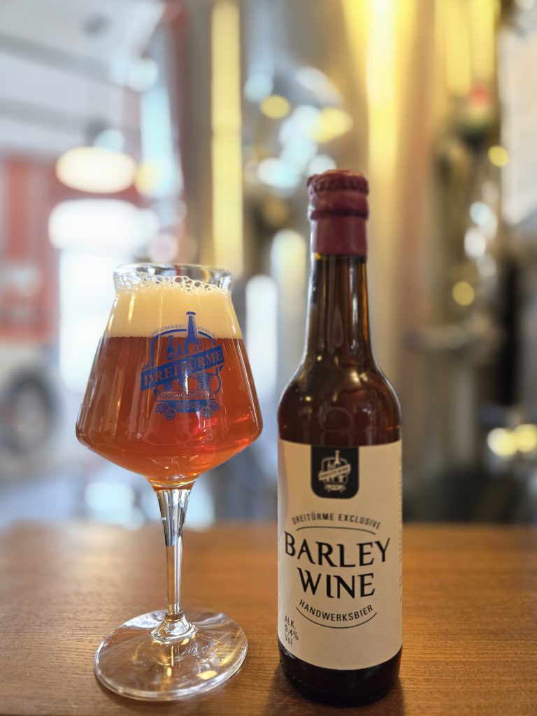 Barley Wine in der Flasche und im Glas präsentiert als Bierbild