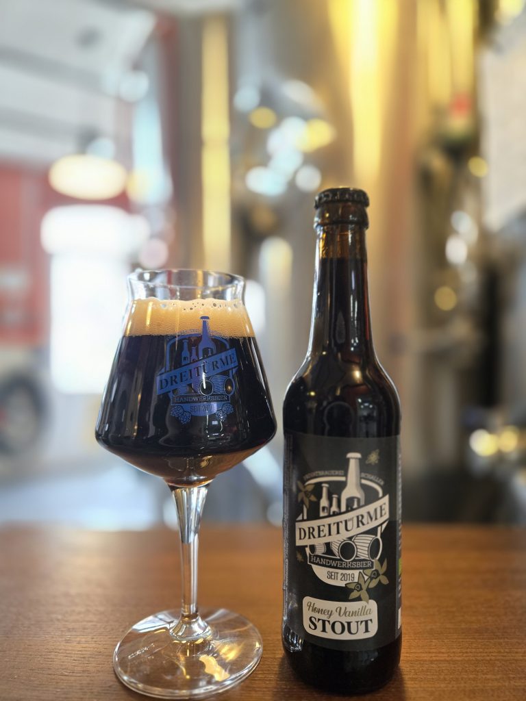 Das Honig Vanille Stout in der Flasche und im Glas.