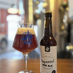 Das Imperial Red Ale im Rumfass gereift, hier zu sehen im Glas und in der Flasche.