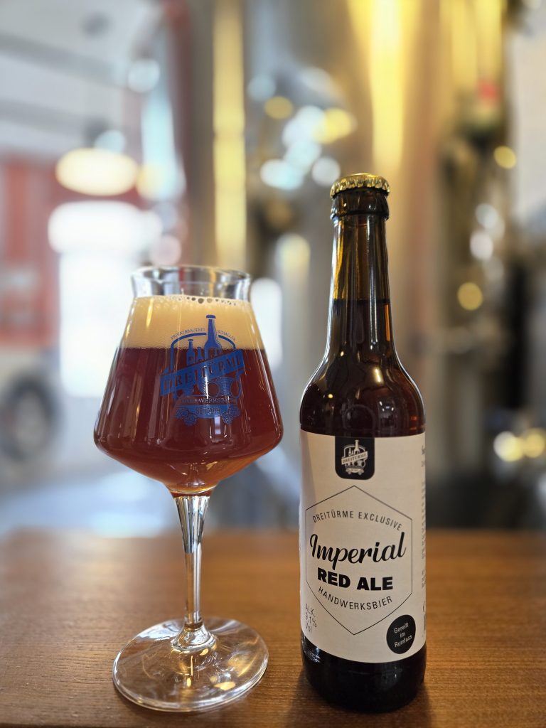 Das Imperial Red Ale im Rumfass gereift, hier zu sehen im Glas und in der Flasche.