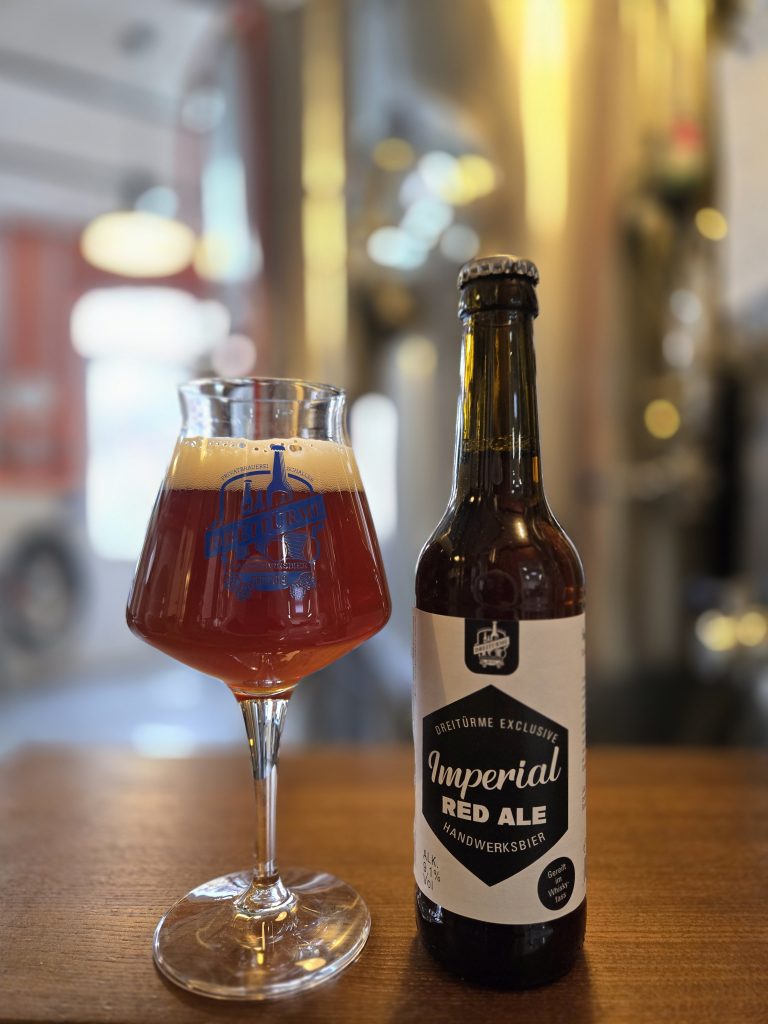Das Imperial Red Ale im Whiskyfass gereift, hier zu sehen im Glas und in der Flasche.