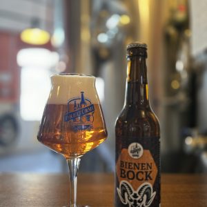 Das Bild zeigt den Bienenbock im Glas und in der Flasche.