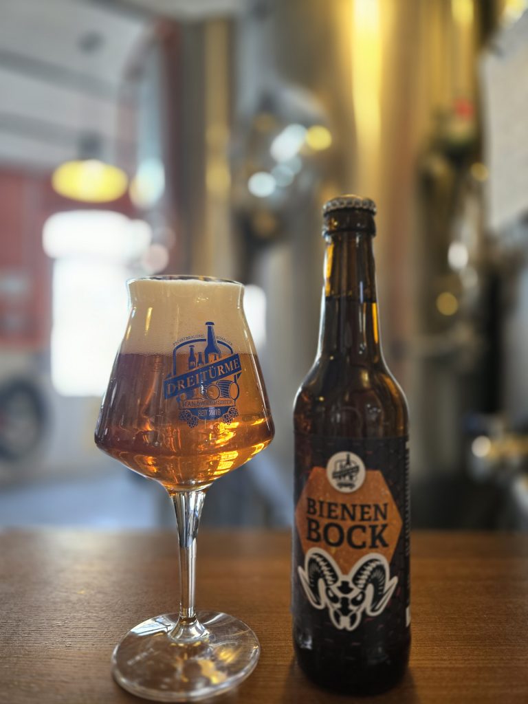 Das Bild zeigt den Bienenbock im Glas und in der Flasche.