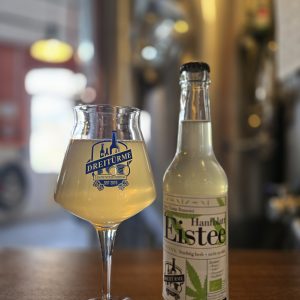 Das Bild zeigt den hanfblatt Eistee der Dreitürme Brauerei im Glas und in der Flasche.