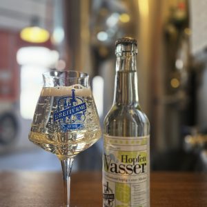 Das Hopfenwasser im Glas und in der Flasche.