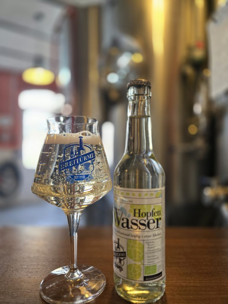 Das Hopfenwasser im Glas und in der Flasche.