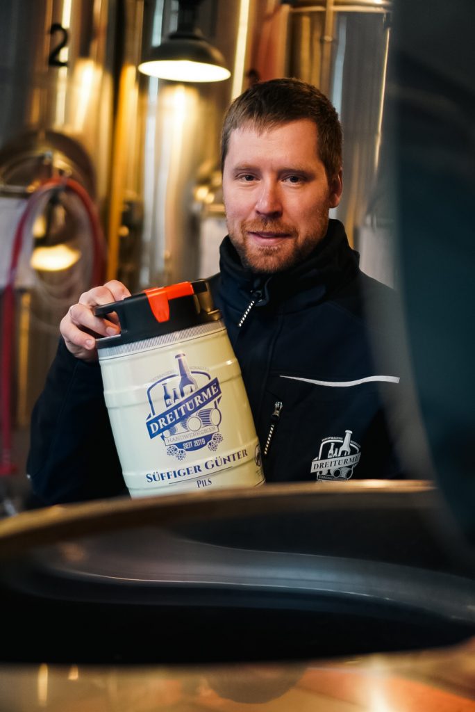 Brauer Alexander Schaller zeigt das neue 5 Liter Frischefass und stellt die Vorzüge vor.