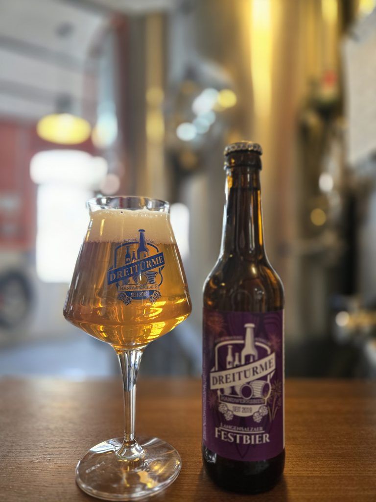 Das Festbier abgebildet in der Flasche und im Glas,