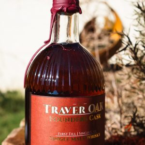Frontansicht des Traver Oak Whisky vor Blumen