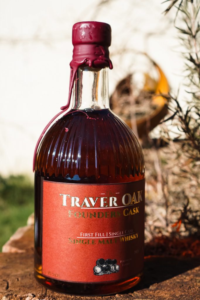 Frontansicht des Traver Oak Whisky vor Blumen