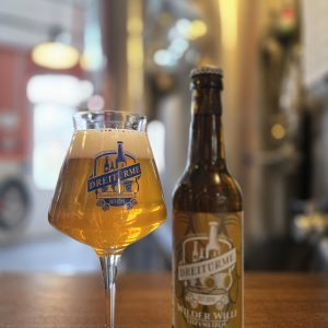 Der Wilde Willi Hefeweizen im Glas und in der Flasche