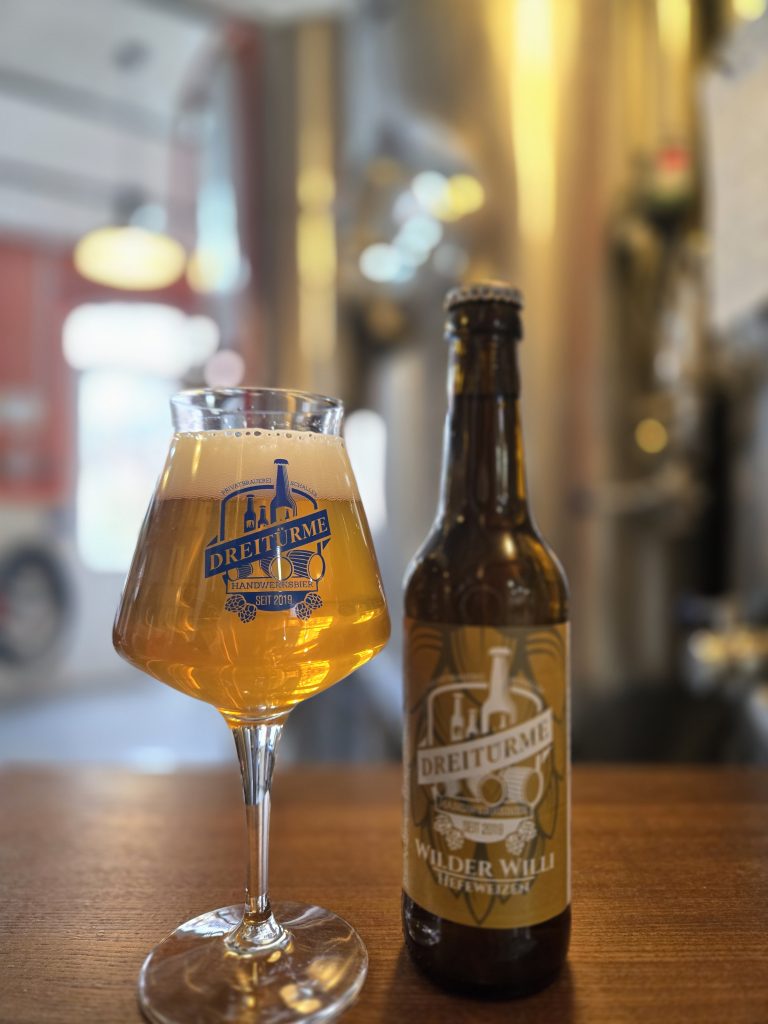 Der Wilde Willi Hefeweizen im Glas und in der Flasche