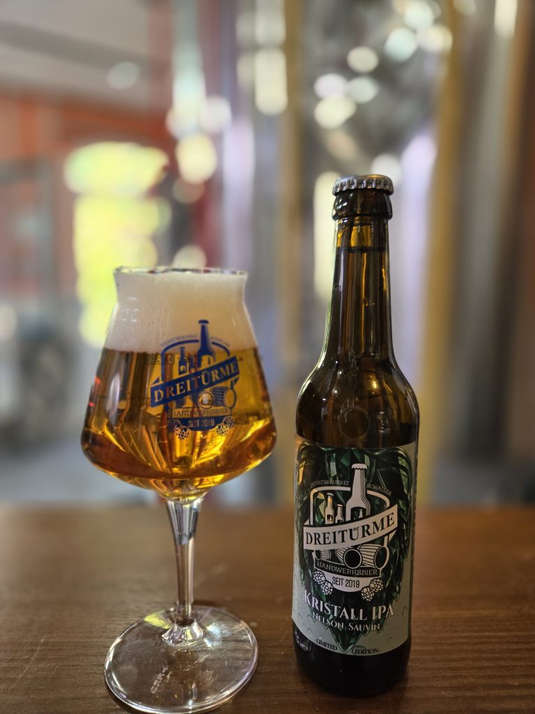Kristall IPA Nelson Sauvin im Glas und in der Flasche