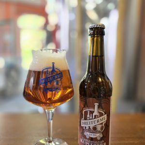 Kupferbier im Glas und in der Flasche in der Drei Türme Brauerei