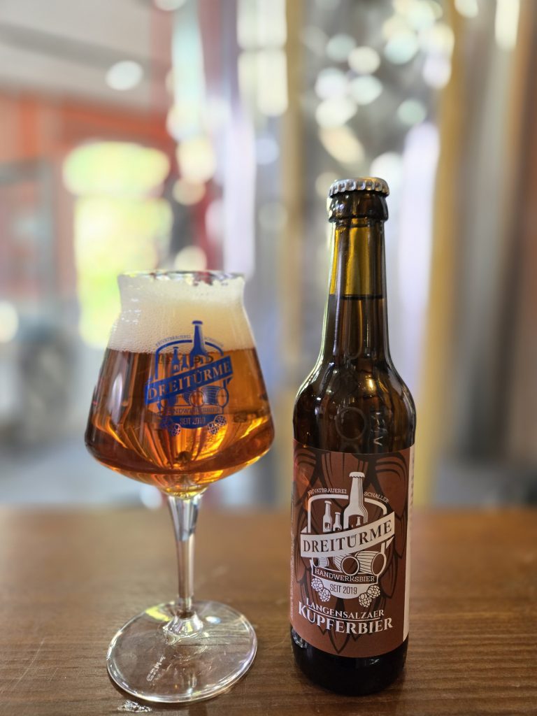 Kupferbier im Glas und in der Flasche in der Drei Türme Brauerei